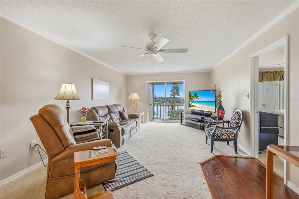 For Sale: $159,900 (2 beds, 2 baths, 1144 Square Feet)