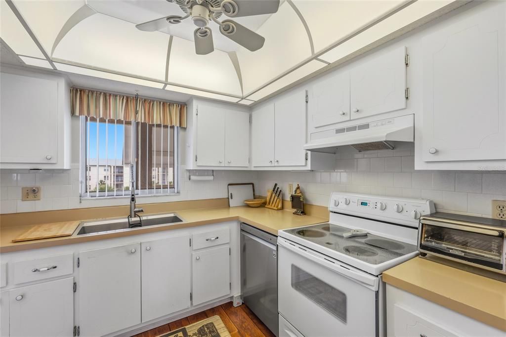 For Sale: $159,900 (2 beds, 2 baths, 1144 Square Feet)