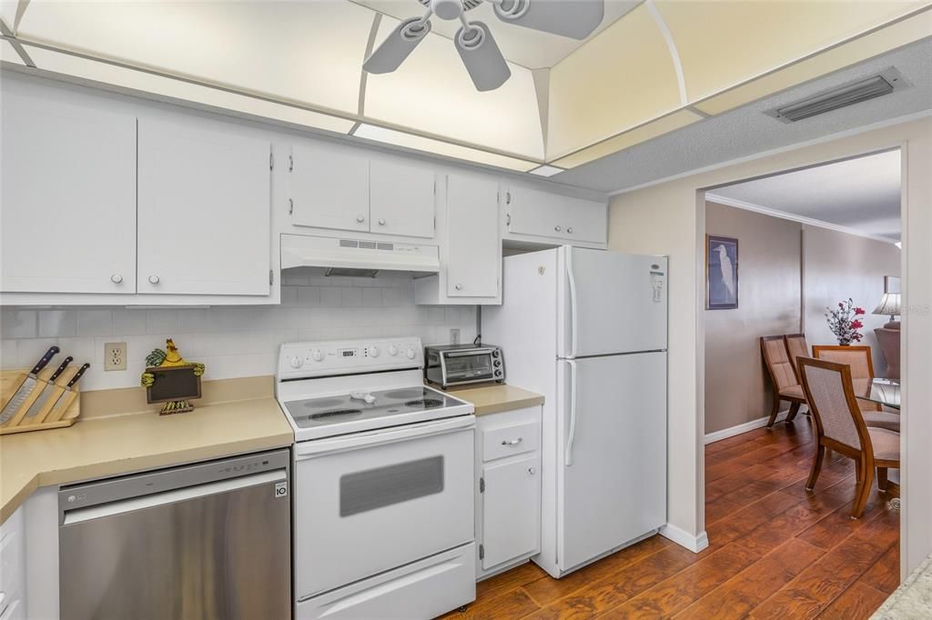 For Sale: $159,900 (2 beds, 2 baths, 1144 Square Feet)