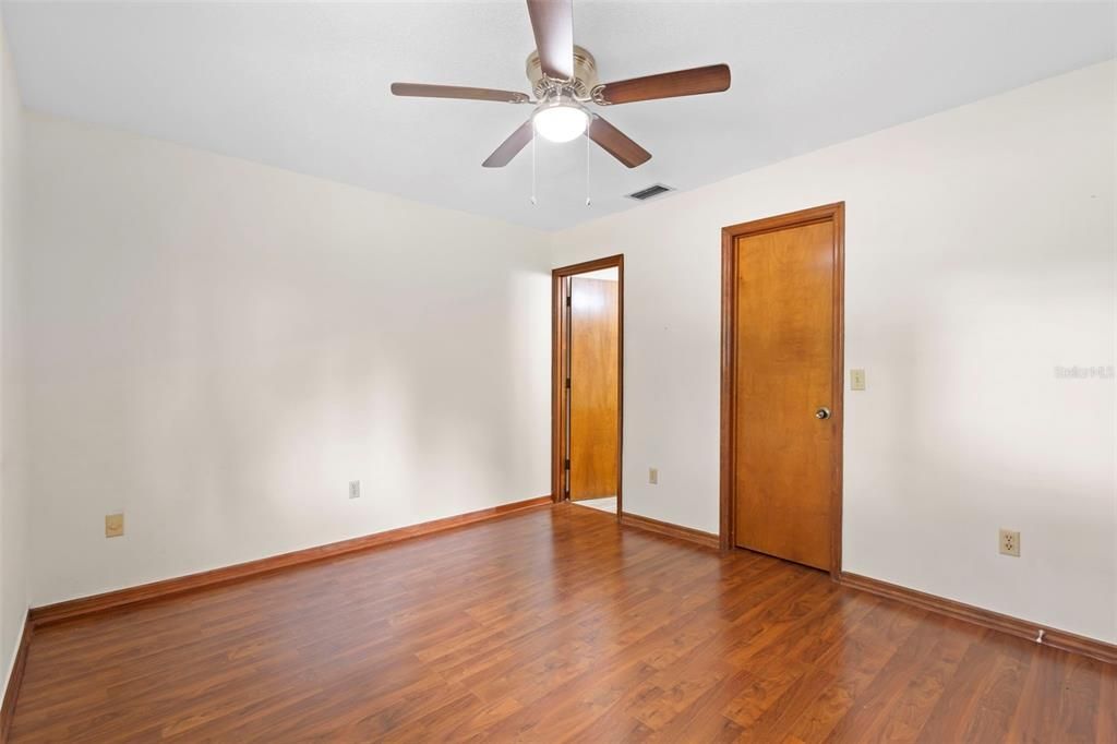 For Sale: $260,000 (2 beds, 2 baths, 958 Square Feet)