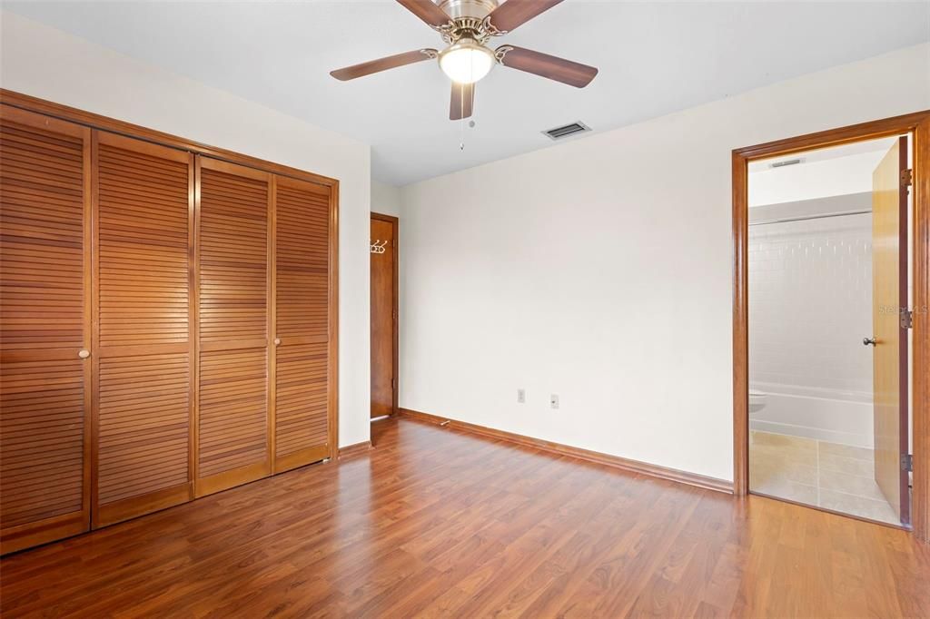 For Sale: $260,000 (2 beds, 2 baths, 958 Square Feet)