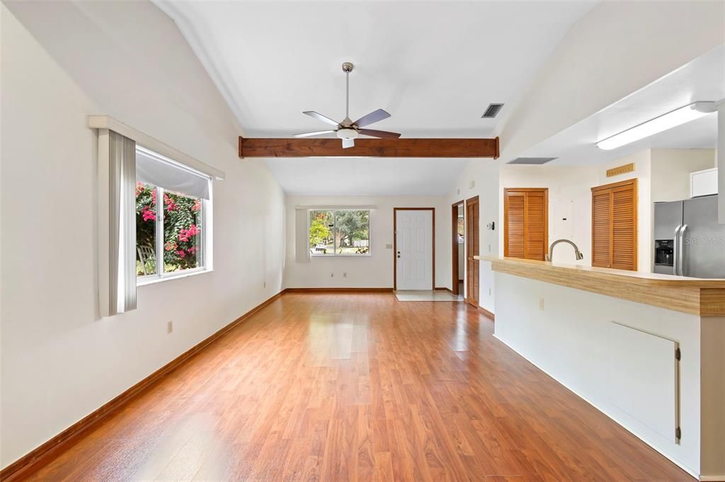 For Sale: $260,000 (2 beds, 2 baths, 958 Square Feet)