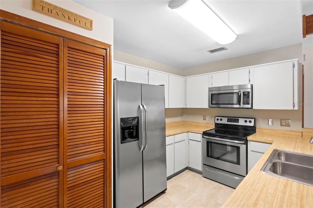 For Sale: $260,000 (2 beds, 2 baths, 958 Square Feet)