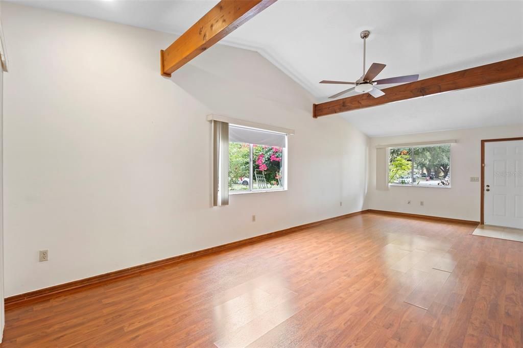 For Sale: $260,000 (2 beds, 2 baths, 958 Square Feet)