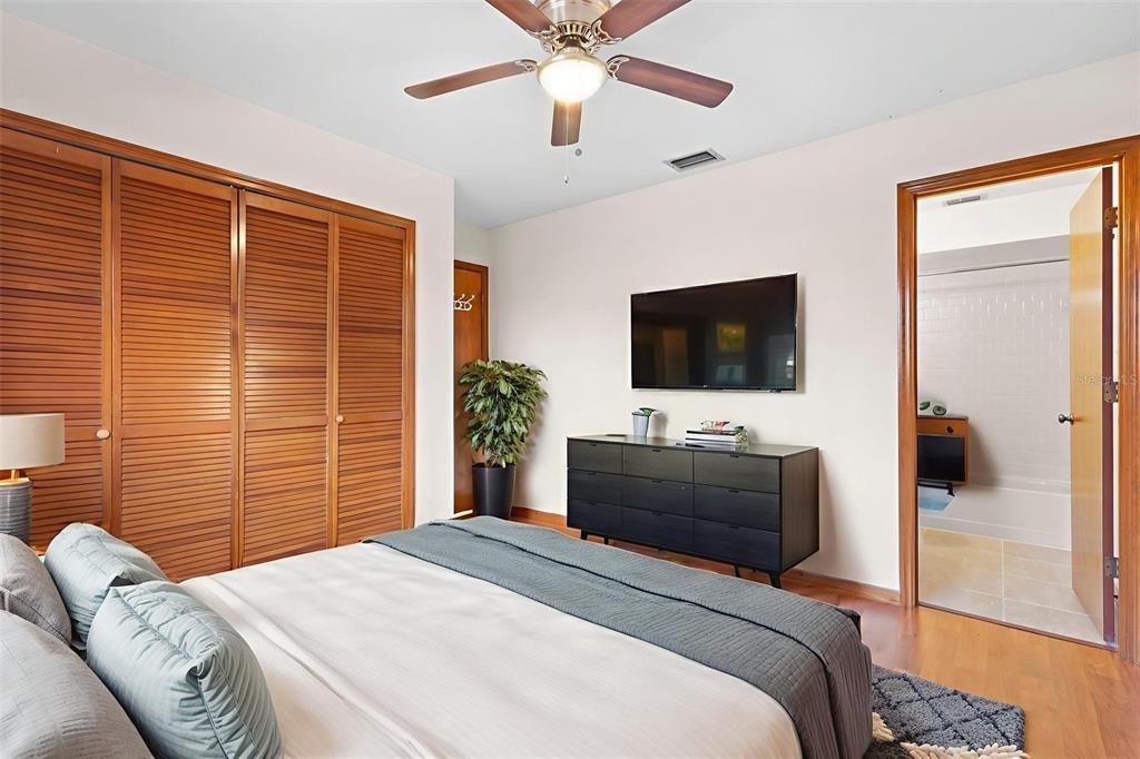 For Sale: $260,000 (2 beds, 2 baths, 958 Square Feet)