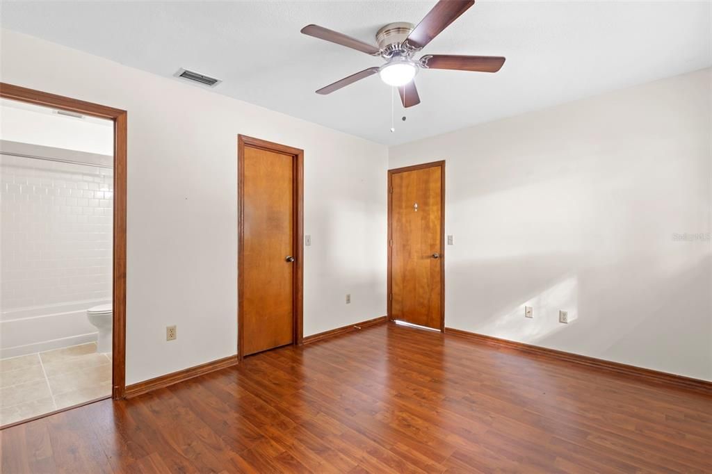 For Sale: $260,000 (2 beds, 2 baths, 958 Square Feet)