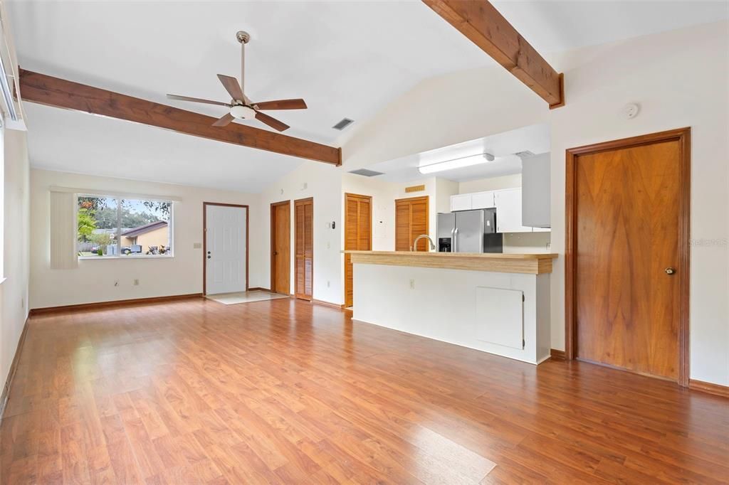 For Sale: $260,000 (2 beds, 2 baths, 958 Square Feet)