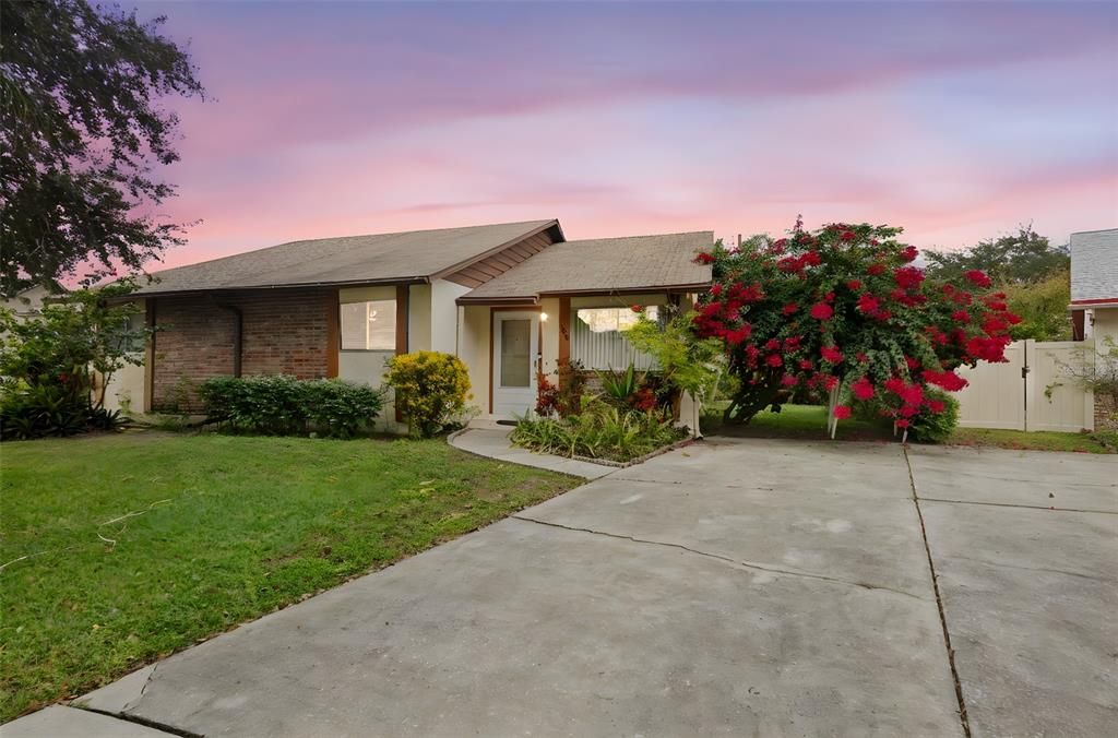 For Sale: $260,000 (2 beds, 2 baths, 958 Square Feet)