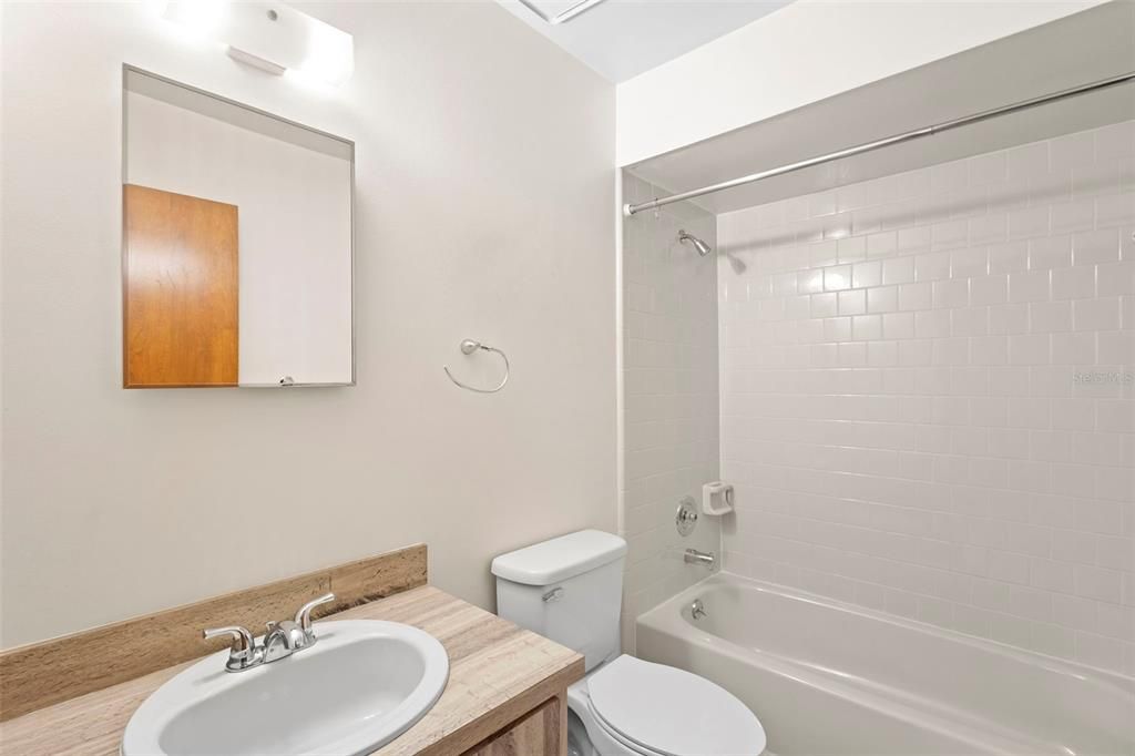 For Sale: $260,000 (2 beds, 2 baths, 958 Square Feet)