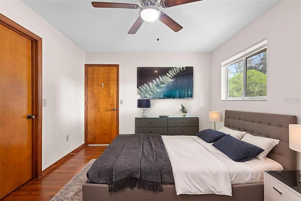 For Sale: $260,000 (2 beds, 2 baths, 958 Square Feet)