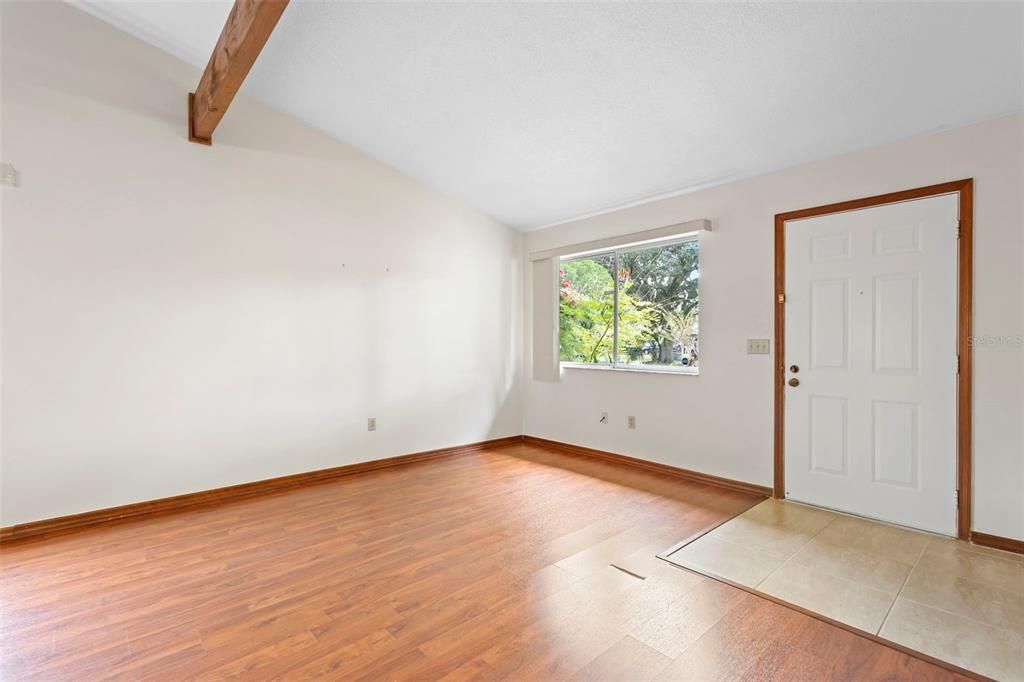 For Sale: $260,000 (2 beds, 2 baths, 958 Square Feet)