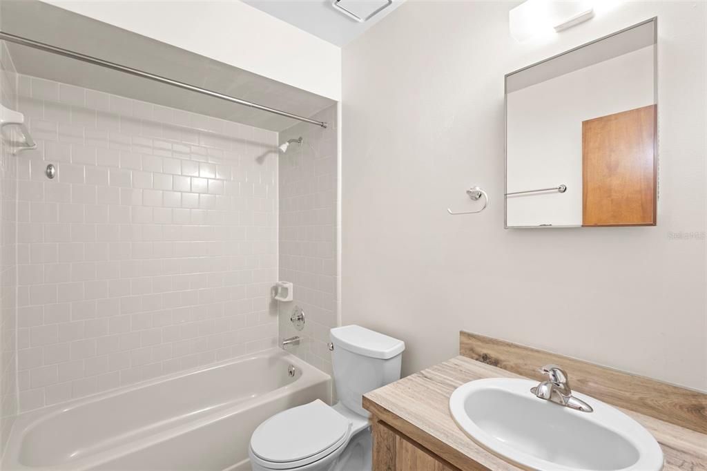 For Sale: $260,000 (2 beds, 2 baths, 958 Square Feet)