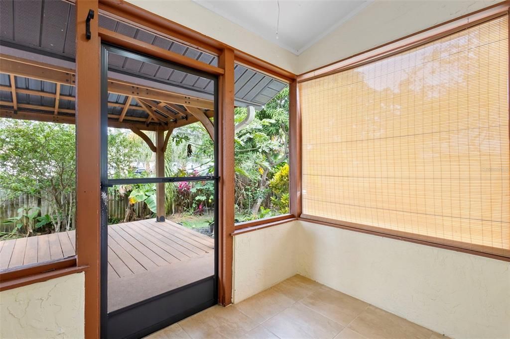 For Sale: $260,000 (2 beds, 2 baths, 958 Square Feet)