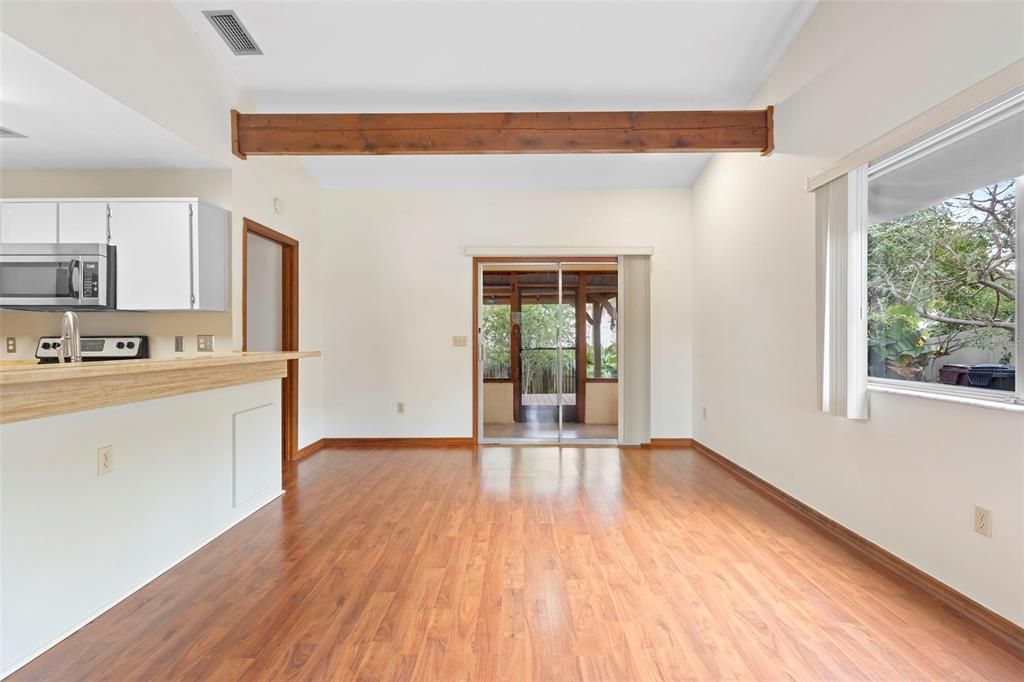 For Sale: $260,000 (2 beds, 2 baths, 958 Square Feet)