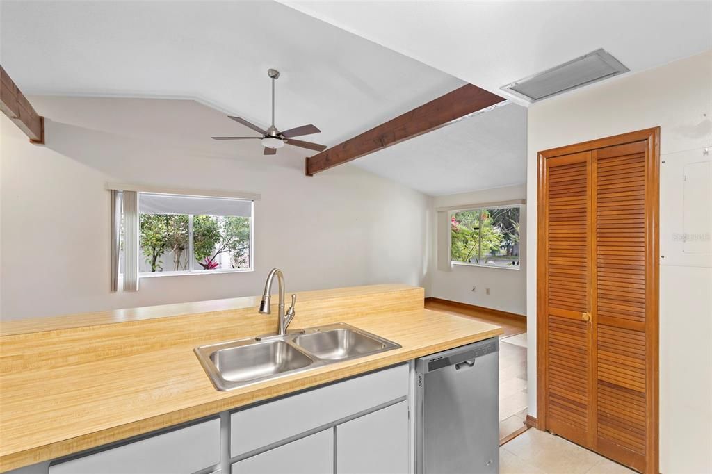 For Sale: $260,000 (2 beds, 2 baths, 958 Square Feet)