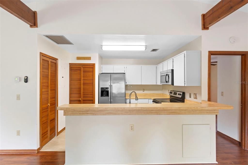 For Sale: $260,000 (2 beds, 2 baths, 958 Square Feet)