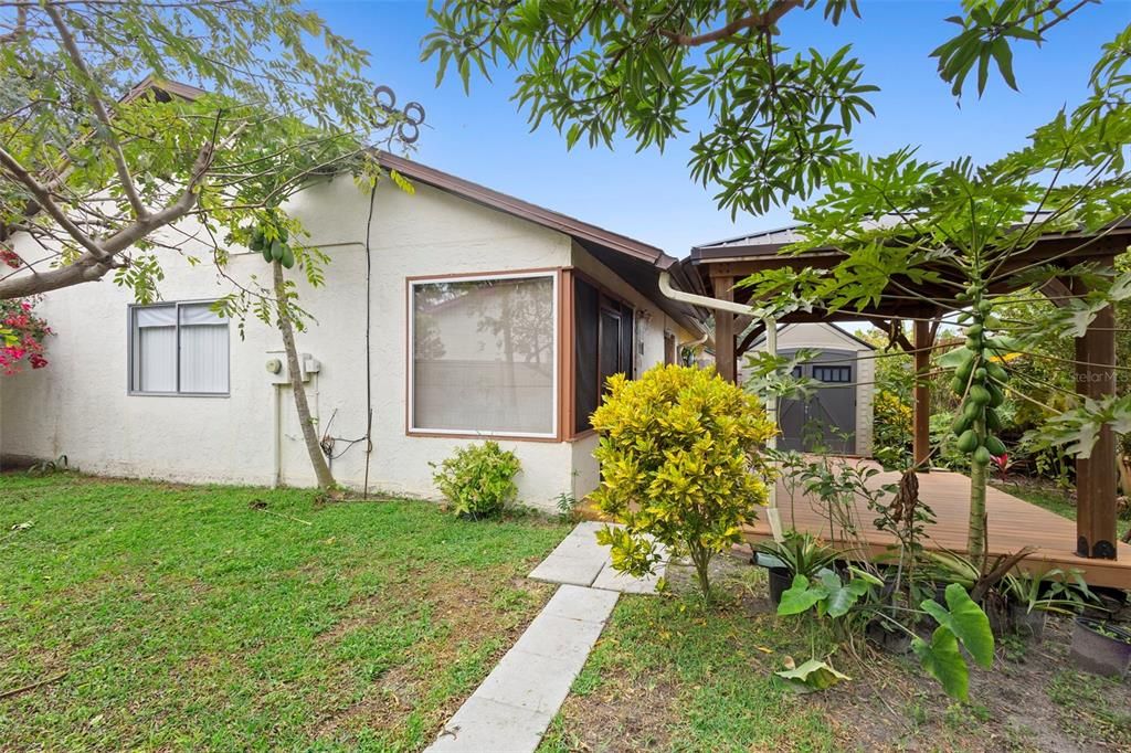 For Sale: $260,000 (2 beds, 2 baths, 958 Square Feet)