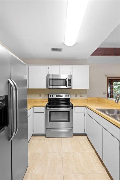 For Sale: $260,000 (2 beds, 2 baths, 958 Square Feet)