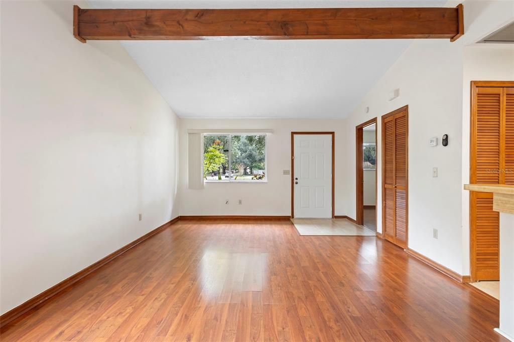 For Sale: $260,000 (2 beds, 2 baths, 958 Square Feet)