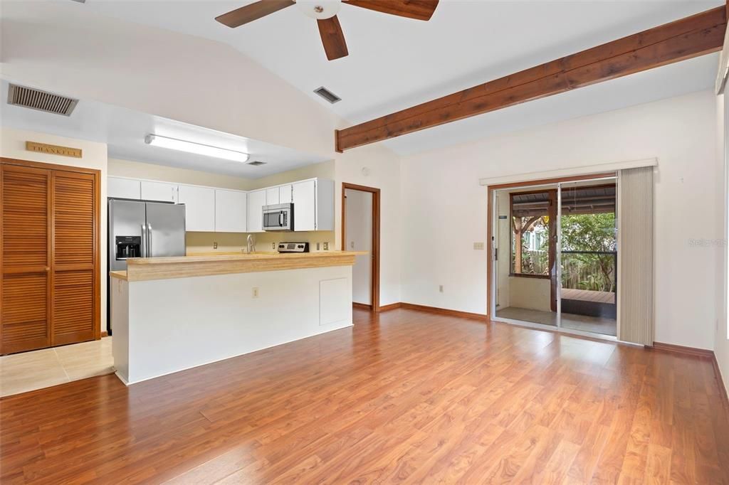 For Sale: $260,000 (2 beds, 2 baths, 958 Square Feet)