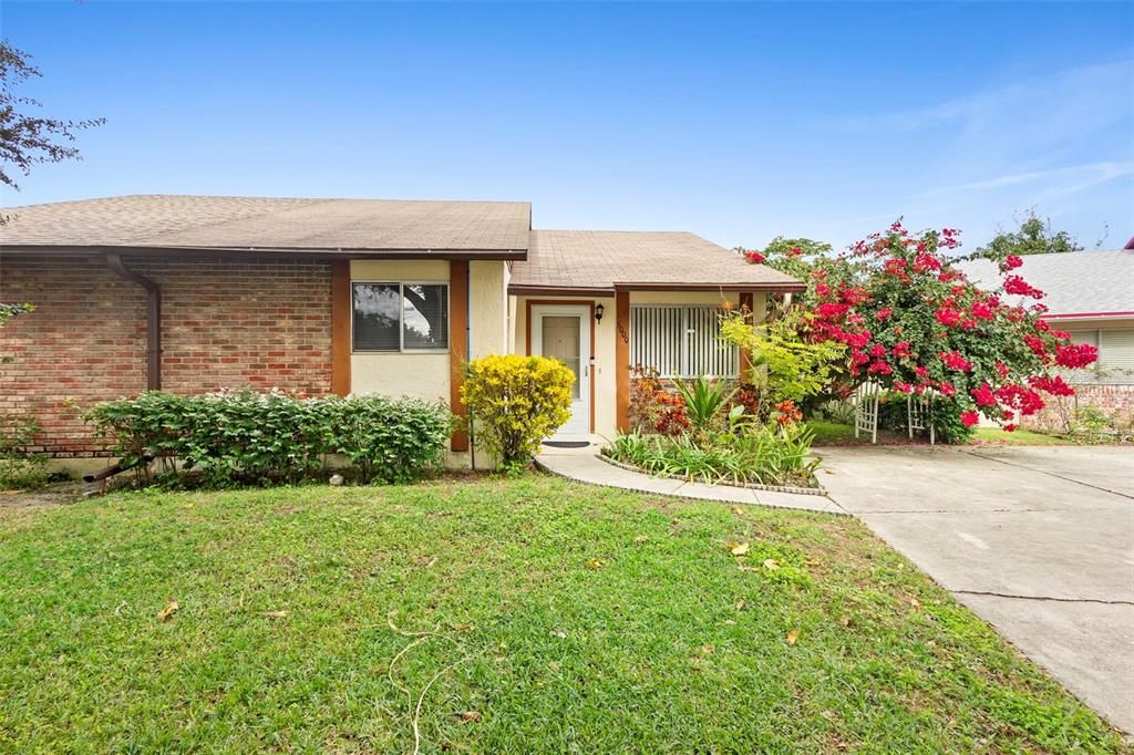 For Sale: $260,000 (2 beds, 2 baths, 958 Square Feet)