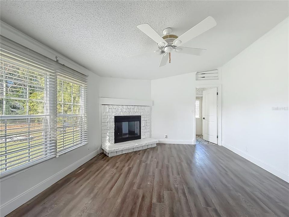 For Sale: $179,999 (4 beds, 2 baths, 1716 Square Feet)