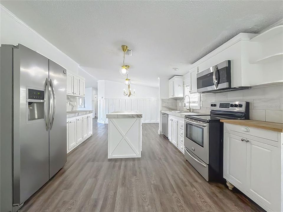 For Sale: $179,999 (4 beds, 2 baths, 1716 Square Feet)