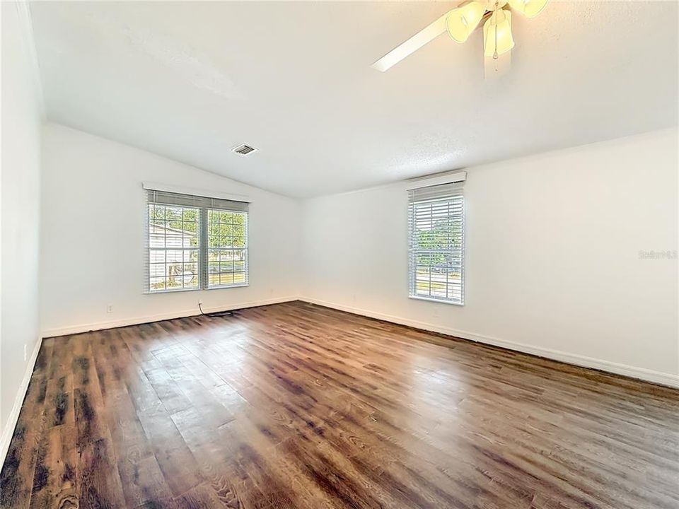 For Sale: $179,999 (4 beds, 2 baths, 1716 Square Feet)