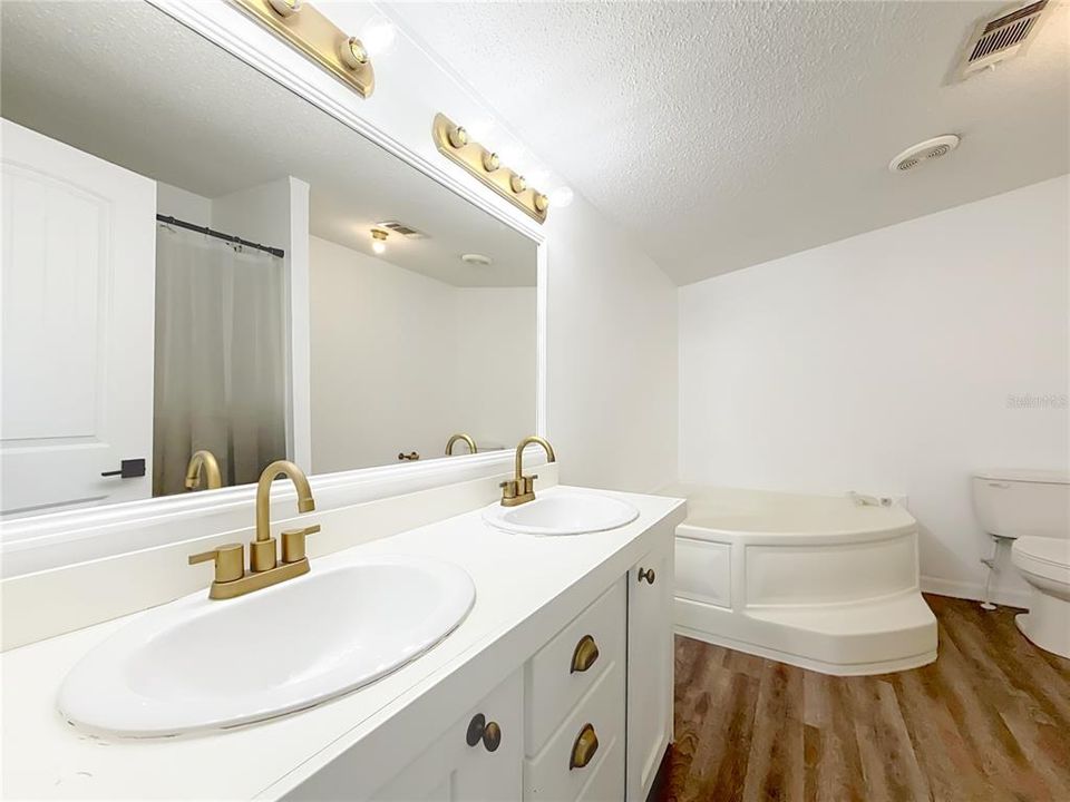 For Sale: $179,999 (4 beds, 2 baths, 1716 Square Feet)