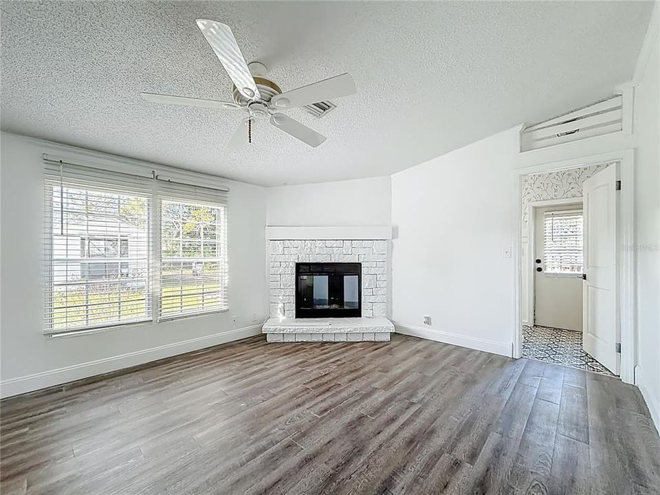 For Sale: $179,999 (4 beds, 2 baths, 1716 Square Feet)