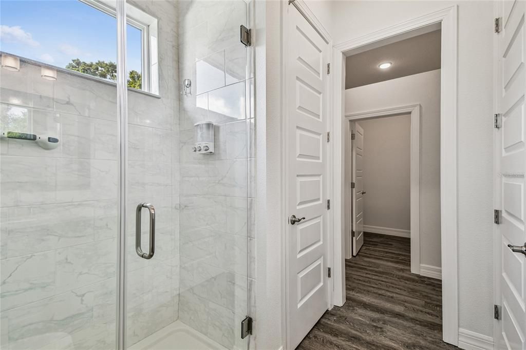 For Sale: $1,150,000 (6 beds, 6 baths, 3974 Square Feet)