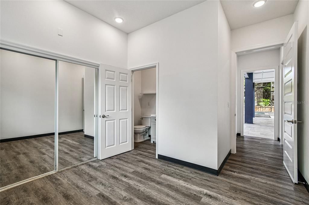 For Sale: $1,150,000 (6 beds, 6 baths, 3974 Square Feet)