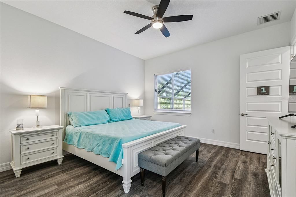 For Sale: $1,150,000 (6 beds, 6 baths, 3974 Square Feet)