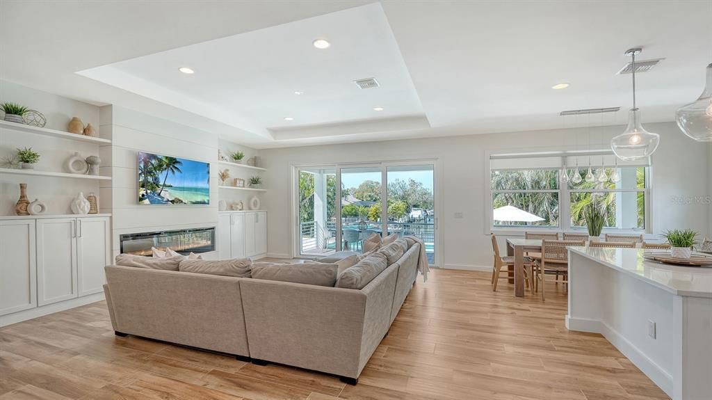 For Sale: $1,900,000 (3 beds, 2 baths, 2121 Square Feet)