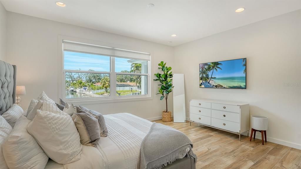 For Sale: $1,900,000 (3 beds, 2 baths, 2121 Square Feet)