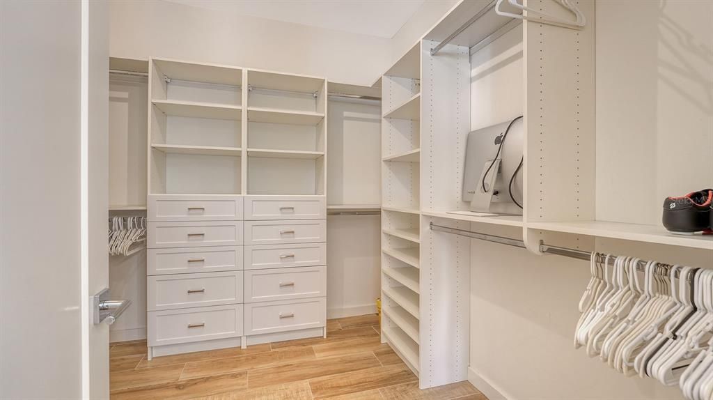 For Sale: $1,900,000 (3 beds, 2 baths, 2121 Square Feet)