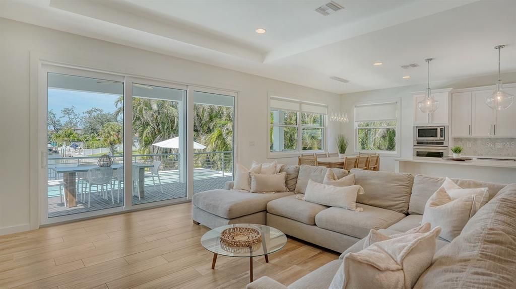 For Sale: $1,900,000 (3 beds, 2 baths, 2121 Square Feet)