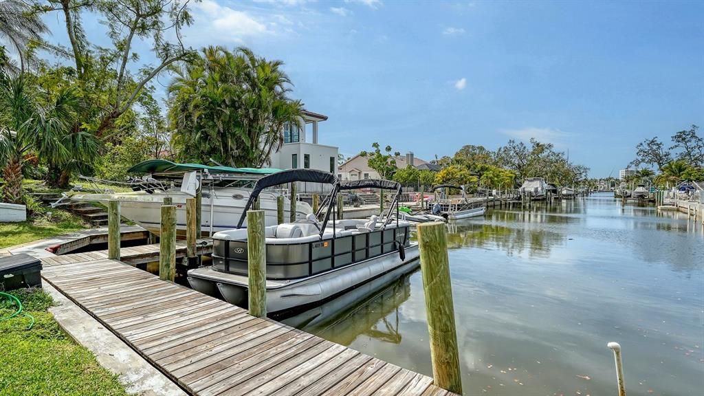 For Sale: $1,900,000 (3 beds, 2 baths, 2121 Square Feet)