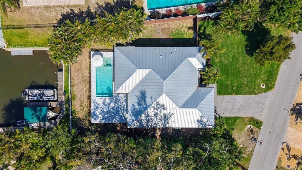 For Sale: $1,900,000 (3 beds, 2 baths, 2121 Square Feet)