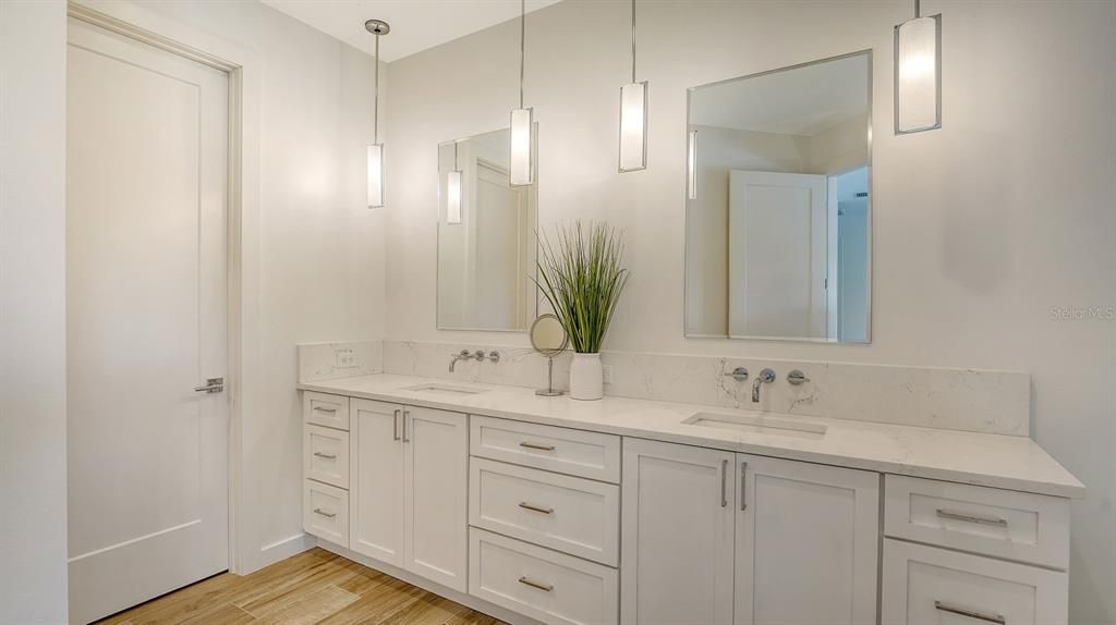 For Sale: $1,900,000 (3 beds, 2 baths, 2121 Square Feet)