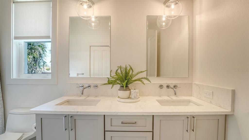 For Sale: $1,900,000 (3 beds, 2 baths, 2121 Square Feet)