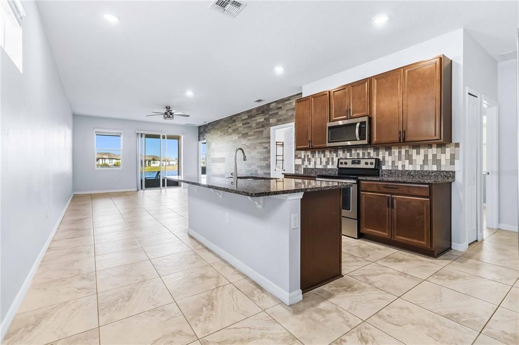 En Venta: $375,000 (4 camas, 2 baños, 1616 Pies cuadrados)