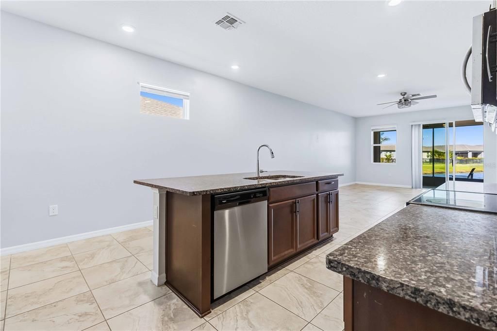 En Venta: $375,000 (4 camas, 2 baños, 1616 Pies cuadrados)