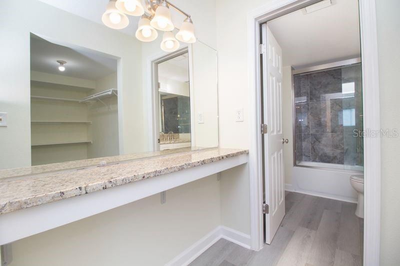 待售: $330,000 (2 贝兹, 2 浴室, 930 平方英尺)