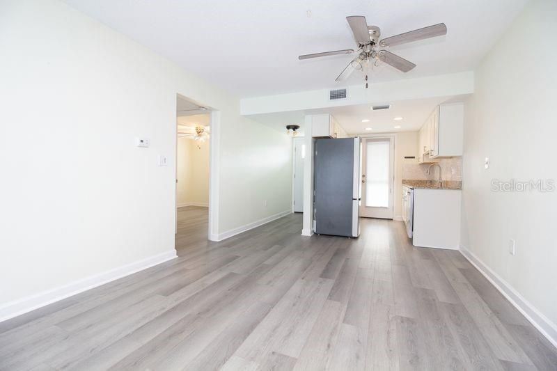 待售: $330,000 (2 贝兹, 2 浴室, 930 平方英尺)