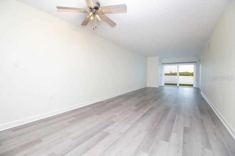 待售: $330,000 (2 贝兹, 2 浴室, 930 平方英尺)