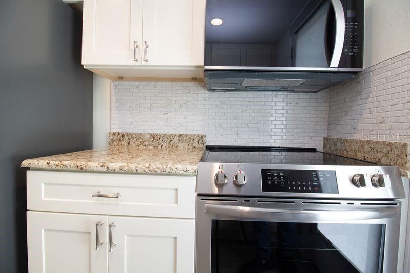 待售: $330,000 (2 贝兹, 2 浴室, 930 平方英尺)