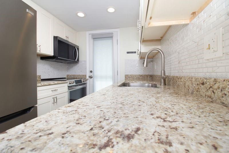 待售: $330,000 (2 贝兹, 2 浴室, 930 平方英尺)