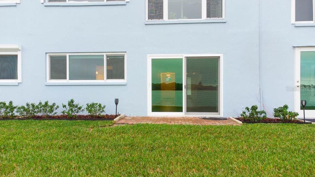 待售: $330,000 (2 贝兹, 2 浴室, 930 平方英尺)