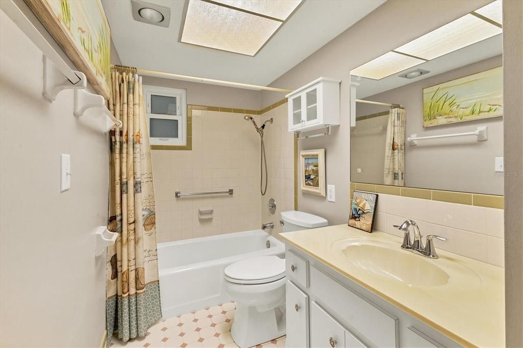 For Sale: $289,000 (2 beds, 1 baths, 1105 Square Feet)